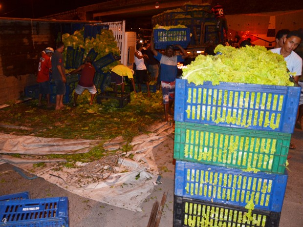 O trânsito ficou lento nas áreas próximas, mas após o produto ser retirado da pista, voltou a fluir normalmente em João Pessoa. O motorista do caminhão não sofreu ferimentos (Foto: Walter Paparazzo/G1) O trânsito ficou lento nas áreas próximas, mas após o produto ser retirado da pista, voltou a fluir normalmente em João Pessoa. O motorista do caminhão não sofreu ferimentos (Foto: Walter Paparazzo/G1)
