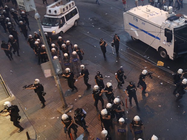 Policiais disparam contra manifestantes durante confronto em praça de Istambul, na segunda (20) (Foto: Reuters/Murad Sezer)