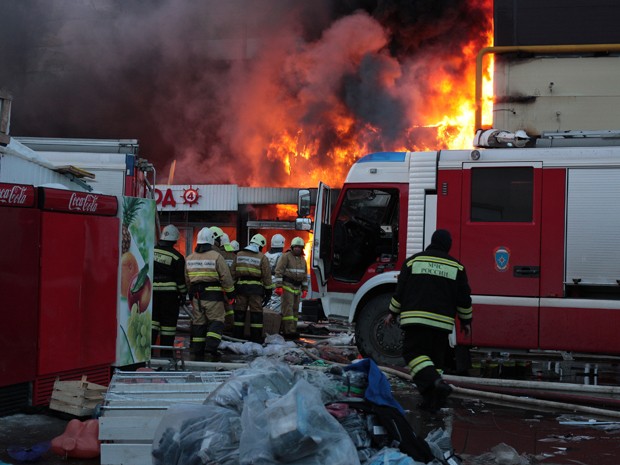 Bombeiros combatem incêndio em centro comercial de Kazan, na Rússia, na quarta-feira (11) (Foto: AP Photo/Nikolay Alexandrov)