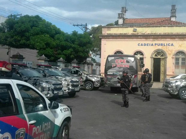Policiais da Ronda Ostensiva foram acionados ao local (Foto: Marcos Dantas/G1 AM)