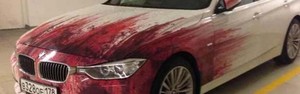 Pintura em 'carrão' simula mancha de sangue (Reprodução/Imgur/oPHILcial)