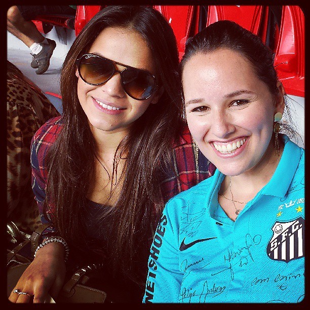 Bruna Marquezine e Mariana Belém no estadio Mané Garrincha (Foto: Reprodução/Instagram)