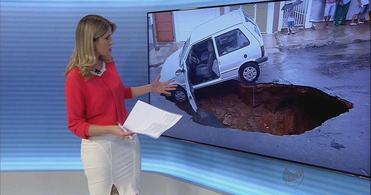 G1 - Tubulação rompida leva asfalto e carro cai em cratera no interior ...