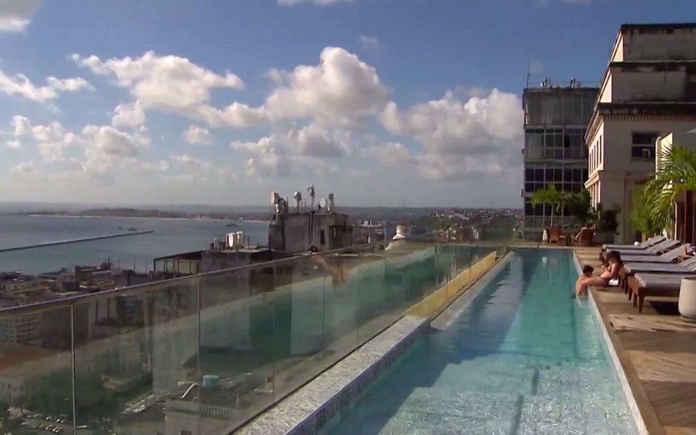 Hotel hoje tem piscina no teto e vista para a Baía de Todos-os-Santos (Foto: Reprodução/TV Bahia)