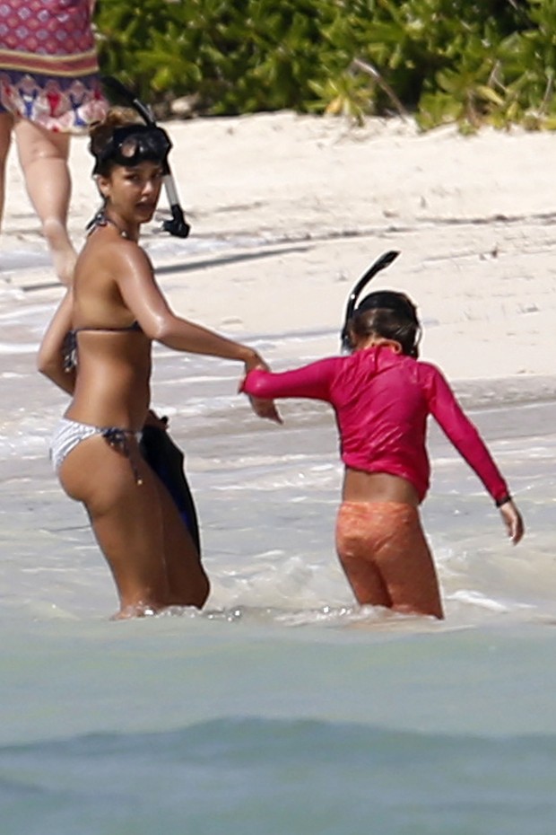 Jessica Alba curte férias no México com filha (Foto: AKM)