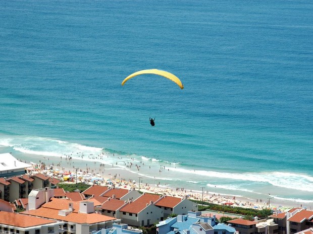 Voo permite visão panorâmica da Praia Brava (Foto: Ovni Parapente/Divulgação)