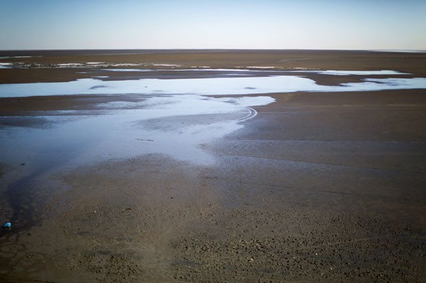 Imagem feita em 14 de janeiro mostra o Lago Urmia, que está com apenas 5% de sua capacidade (Foto: Morteza Nikoubazl/The New York Times)