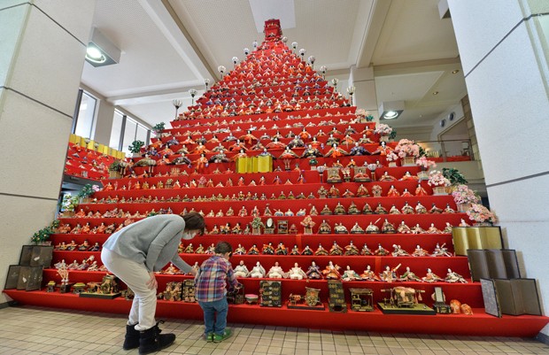 Mãe e filho observam bonecas em pirâmide durante festival no Japão (Foto: Kazuhiro Nogi/AFP)