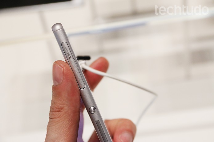 O Xperia Z3 tem apenas 7,3 mm de espessura (Foto: Divulgação/IFA)