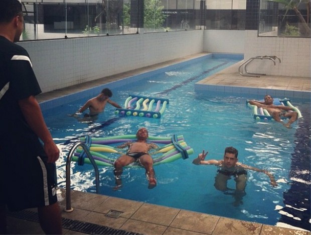 Jogadores do Santos relaxam na piscina (Foto: Divulgação Santos FC)