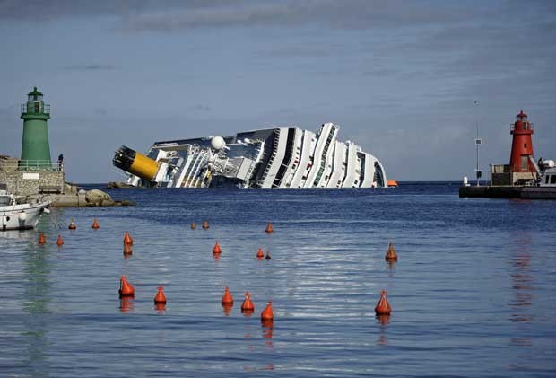 Foto de arquivo tirada em 23 de janeiro de 2012 mostra o cruzeiro Costa Concordia encalhado na ilha de Giglio (Foto: Filippo Monteforte/ AFP) Foto de arquivo tirada em 23 de janeiro de 2012 mostra o cruzeiro Costa Concordia encalhado na ilha de Giglio (Foto: Filippo Monteforte/ AFP)