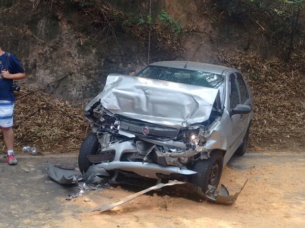 Os cinco passageiros do carro estão hospitalizados (Foto: Corpo de Bombeiros)