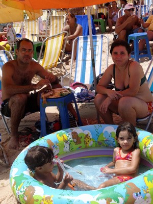 Walmir e Rosineide ficam mais próximos dos filhos com a piscina. (Foto: Katherine Coutinho/G1)