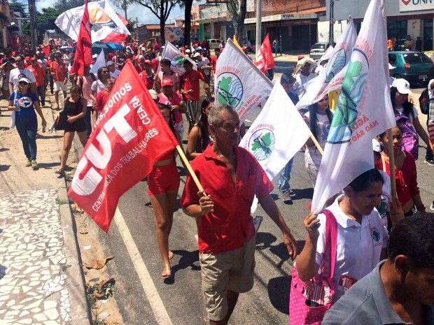 Os manifestantes saíram em passeata pela Avenida Leste Oeste (Foto: Reprodução TV Verdes Mares)