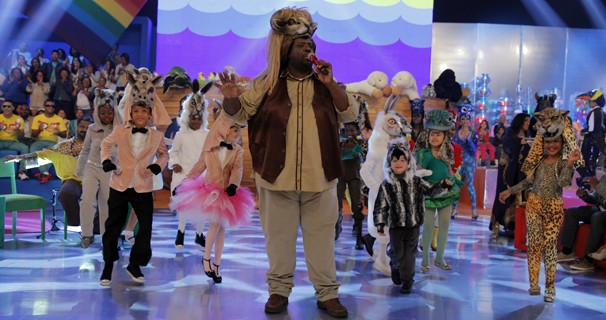 Péricles e a criançada vestem as fantasias de bicho para celebrar o Dia das Crianças no Esquenta!, dia 13 (Foto: João Januário/Globo)