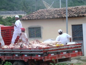 Carne é transportada em caminhão com carroceria de madeira. (Foto: Internauta/ VC no G1)