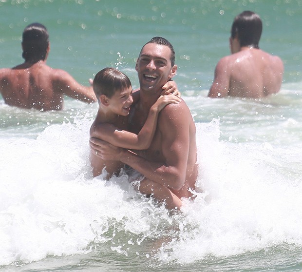 Giba com a mulher, Maria Luiza e o filho, Patrick se divertem na praia da Barra da Tijuca (Foto: Dilson Silva/AgNews) Giba com a mulher, Maria Luiza e o filho, Patrick se divertem na praia da Barra da Tijuca (Foto: Dilson Silva/AgNews)