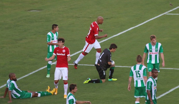 Alan Costa amplia o marcador contra o Juventude (Foto: Diego Guichard)