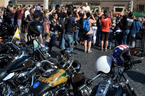 O Papa Francisco abençoa motoqueiros e suas Harley-Davidson neste domingo (16) em Roma (Foto: AFP)