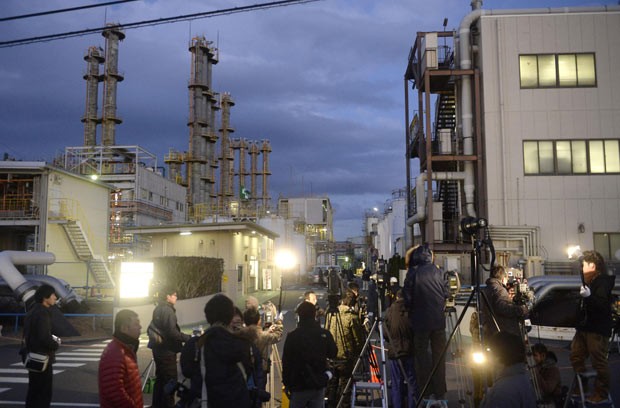 Jornalistas em frente à fábrica em que explosão ocorreu nesta quinta-feira (9) em Yokkaichi, no Japão (Foto: Kyodo/AP)