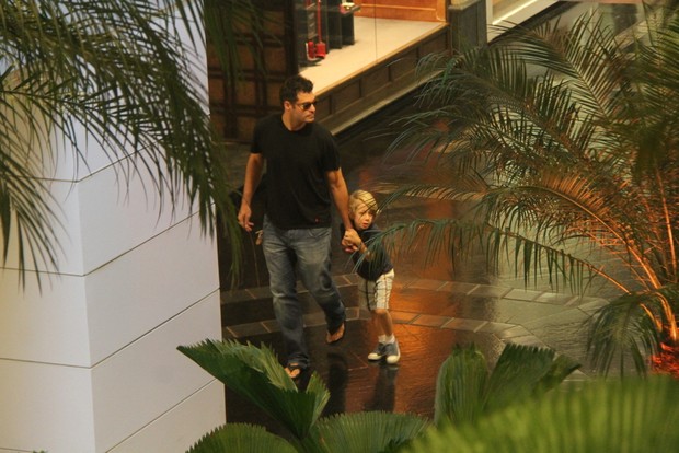 Thiago Lacerda passeia com filho em shopping do Rio, RJ (Foto: Daniel Delmiro / Agnews)