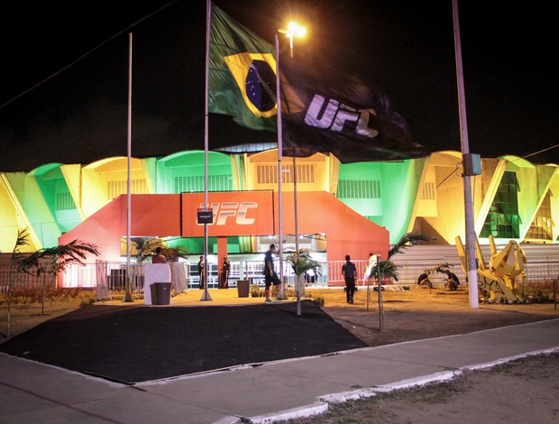 Ginásio Nélio Dias, em Natal, iluminado em verde e amarelo para o UFC (Foto: Rodrigo Malinverni)