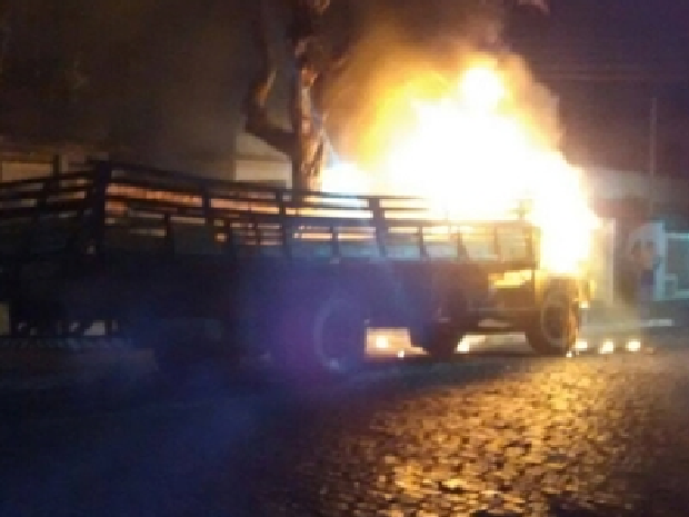 Caminhão também foi incendiado, no bairro Guarani, na noite de domingo (Foto: Renata Cristiane/ RC24h)