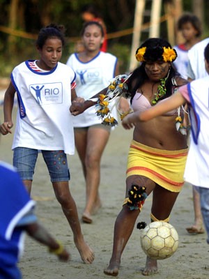 Em 'aldeia urbana' no Rio, índia improvisa futebol; veja fotos (Reuters)