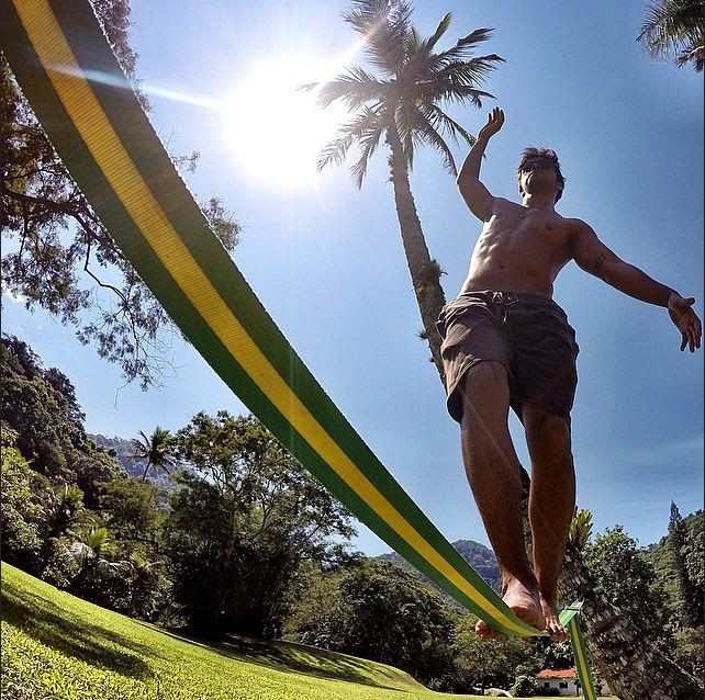 Ego Rodrigo Simas Mostra Corpo Sarado Ao Praticar Slackline