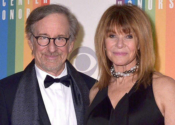 Dois do sete filhos do cineasta Steven Spielberg e de sua esposa, a atriz Kate Capshaw, são adotivos: Theo, que ela adotou em 1988, antes de se casar com o diretor, em 1991, e Mikaela George, que o casal adotou em 1996. (Foto: Getty Images)