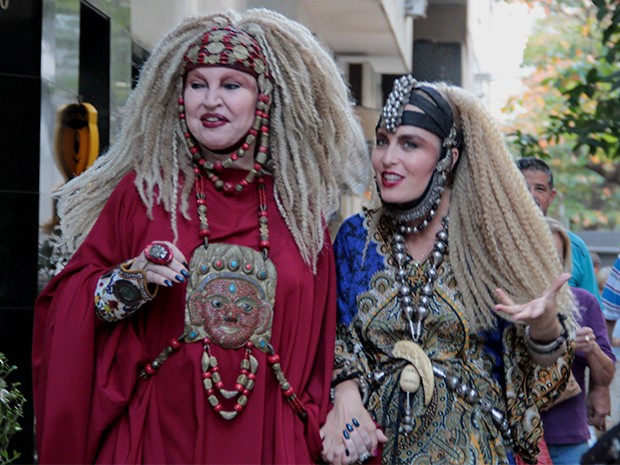 Angélica e Elke também passearam por um bairro carioca (Foto: Estrelas/TV Globo)