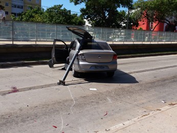 G1 Carro atropela quatro e bate em ponto de ônibus em Belo Horizonte