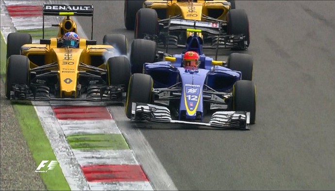 Acidente entre Felipe Nasr e Jolyon Palmer no GP da Itália (Foto: Reprodução/TV Globo)