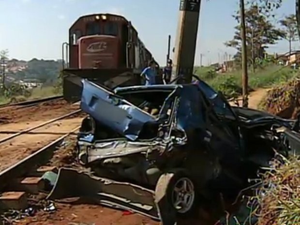 Veículo ficou completamente destruído após batida (Foto: Reprodução/TV TEM)