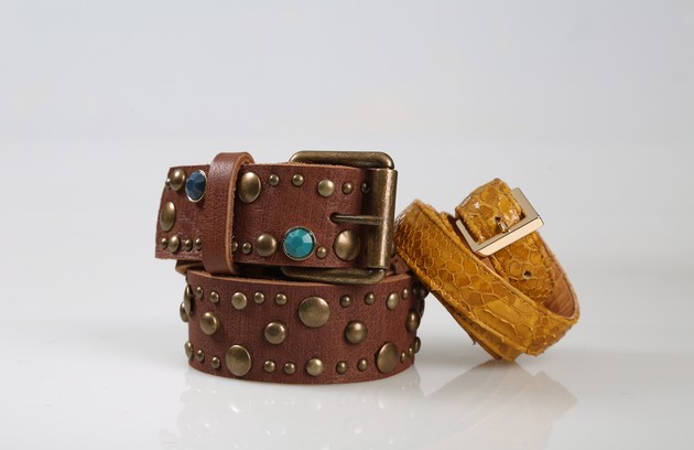 Cinto marrom com tachas e pedras azuis da Hackamore (R$320) e mostarda com pele de cobra da Adorable (R$180) (FOTO: Paula Giolito) Cinto marrom com tachas e pedras azuis da Hackamore (R$320) e mostarda com pele de cobra da Adorable (R$180) (FOTO: Paula Giolito)