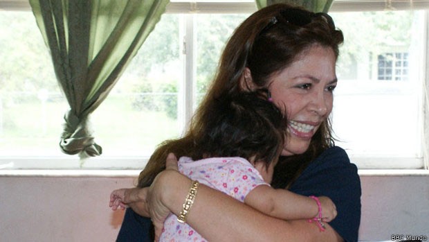 Nora Sandigo visita casas de imigrantes em situação de risco todos os dias (Foto: BBC)