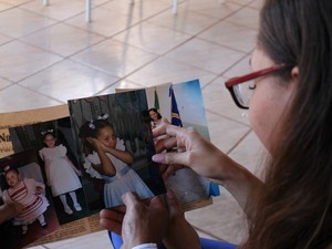 Aline recorda de fotos de quando era criança (Foto: Maria Caroline Palieraqui/G1 MS)