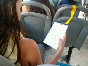 Projeto leva poesia para passageiros de ônibus em Salvador (Foto: Divulgação/ Agecom)
