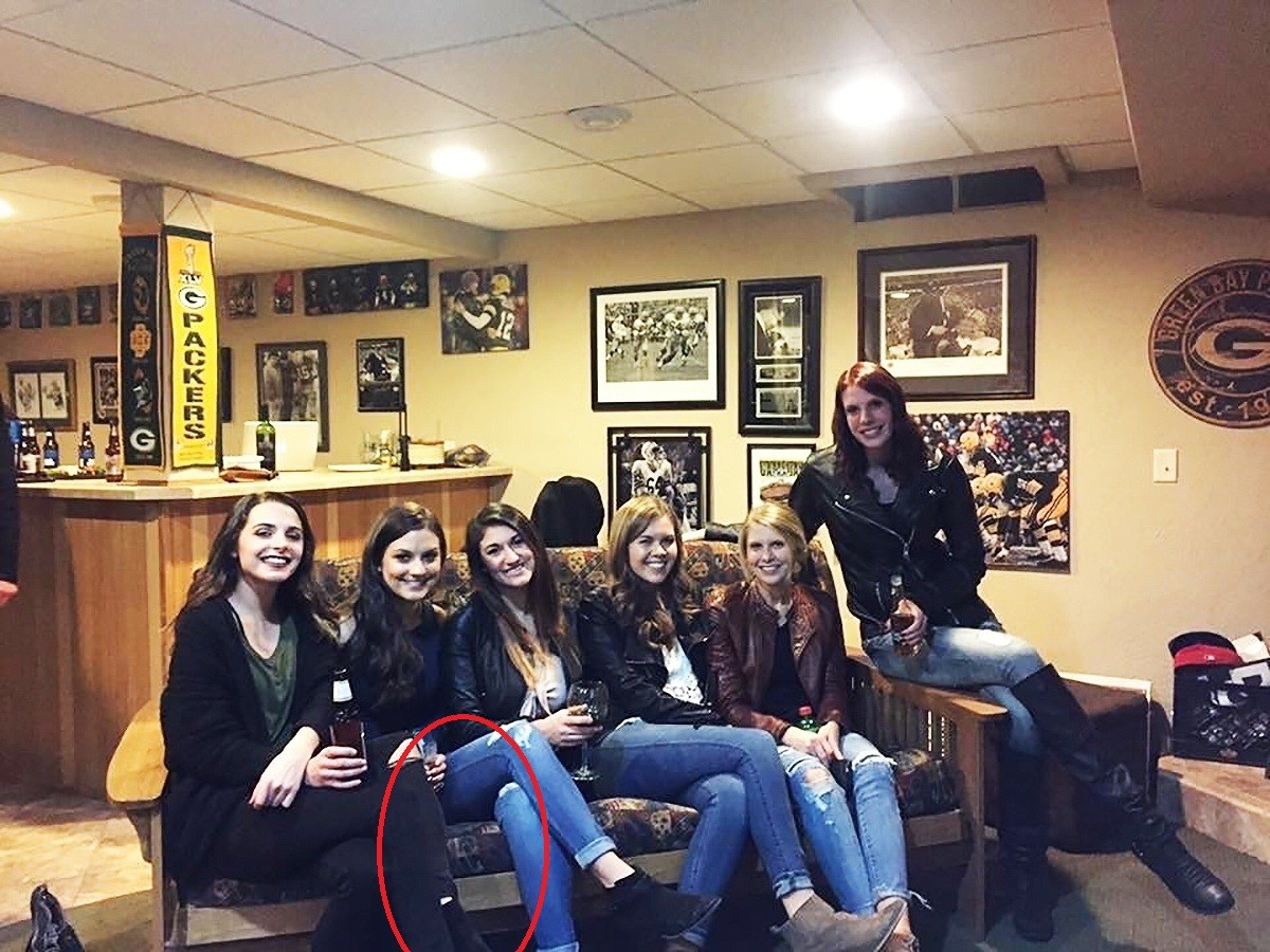 A cor do jeans das duas amigas mais à esquerda se confunde e provoca a ilusão