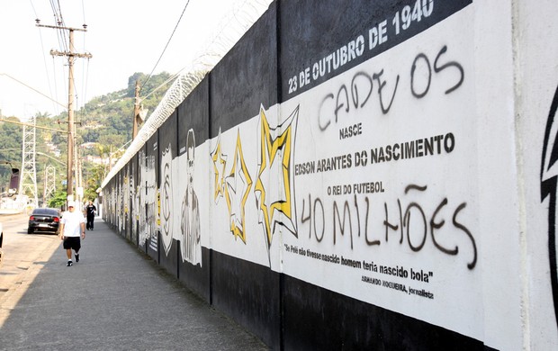 Muro do CT Rei Pelé é pichado (Foto: Raimundo Rosa / A Tribuna)