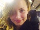 Demi Lovato posta foto no avião: 'Brasil, aqui vou eu'