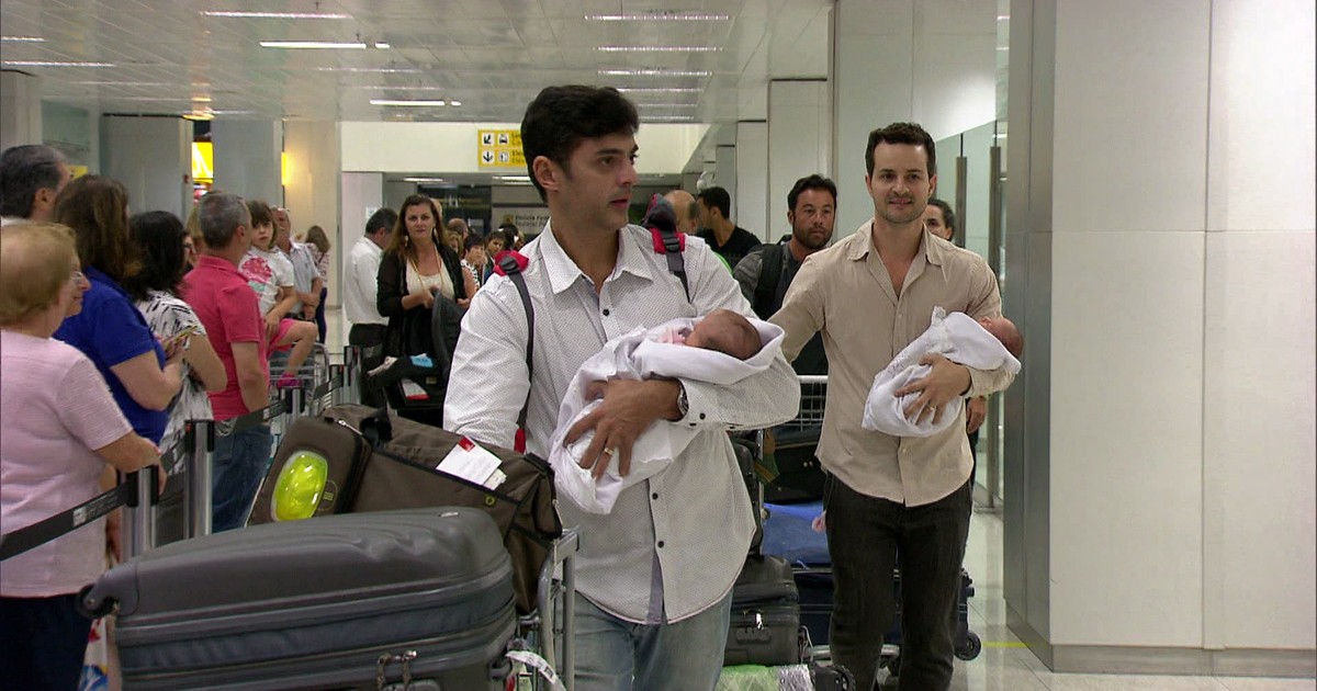 Fant Stico Casal Gay Tem G Meas Ajuda De Barriga De Aluguel Na Tail Ndia