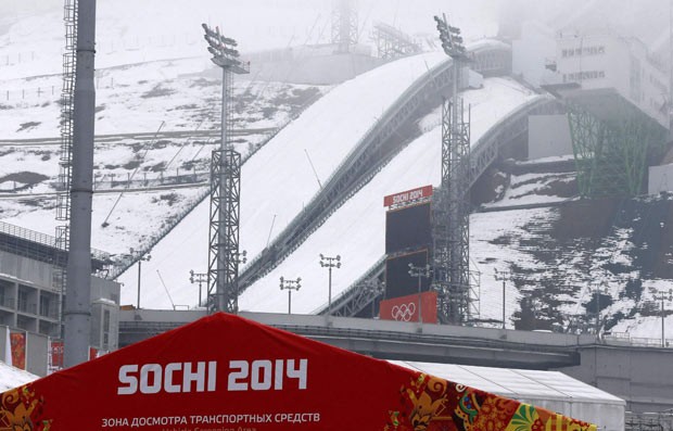 Pista de esqui que será usada nos jogos de Sochi é vista nesta terça-feira (21) em Krasnaya Polyana (Foto: Alexander Demianchuk/Reuters)