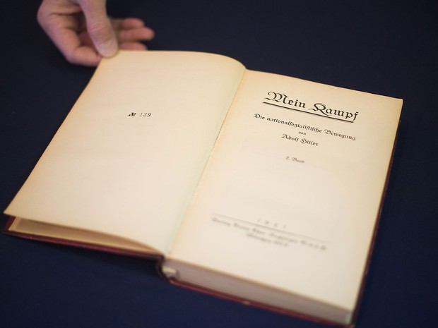 Cópia de ‘Mein Kampf’ que pertencia a Adolf Hitler e foi encontrada em seu apartamento em Munique é exibida antes de leilão em Maryland, nos EUA, na sexta (18) (Foto: AFP Photo/Jim Watson)