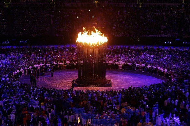 Ritual de acendimento da pira ol&iacute;mpica durante a cerim&ocirc;nia de abertura (Foto: AP)