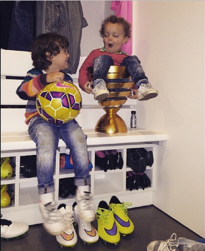 Filho de Cavani dentro do troféu da Copa da Liga Francesa no vestiário do Paris Saint-Germain 
