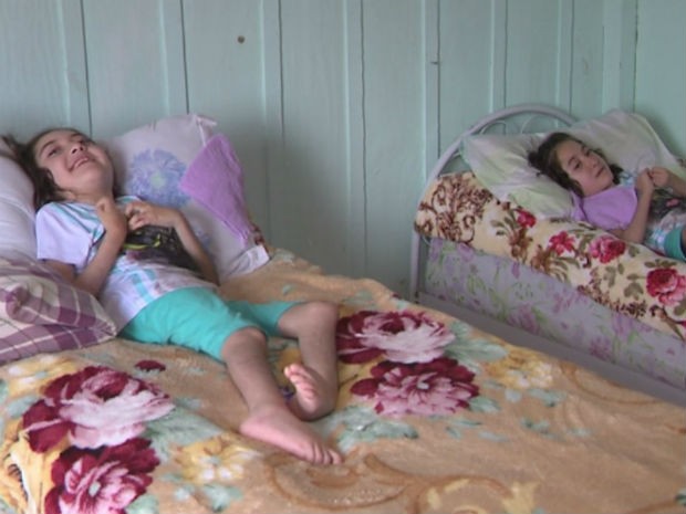 Gêmeas moram em Araucária, na Região Metropolitana de Curitiba, e são portadoras da Síndrome de Rett (Foto: Reprodução/ RPC)