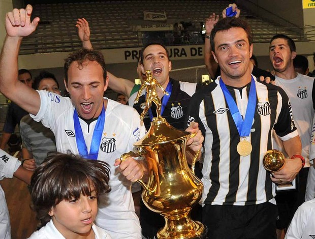 Falcão e Pixote comemoram o título da Liga Futsal do Santos (Foto: Ivan Storti/Santos FC)
