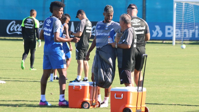 Cortez Léo Moura treino Grêmio (Foto: Eduardo Moura/GloboEsporte.com)