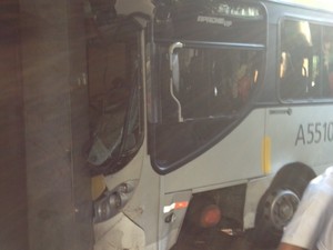 Ônibus invadiu a portaria de um prédio em Ipanema, Zona Sul do Rio (Foto: Mariúcha Machado/ G1)